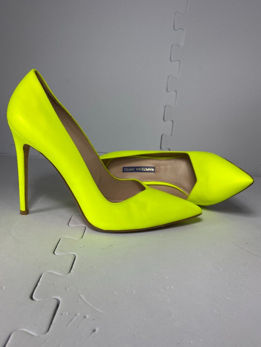 STUART WEITZMAN Neon Green Chartreuse Pointed Toe Pumps Stiletto Sz 7 (or $495)